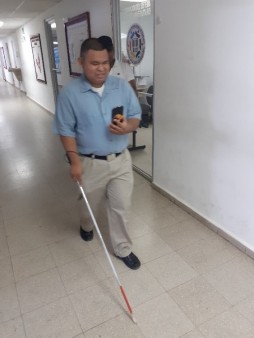 Imagen que contiene interior, hombre, pequeño, sostener Descripción generada automáticamente 